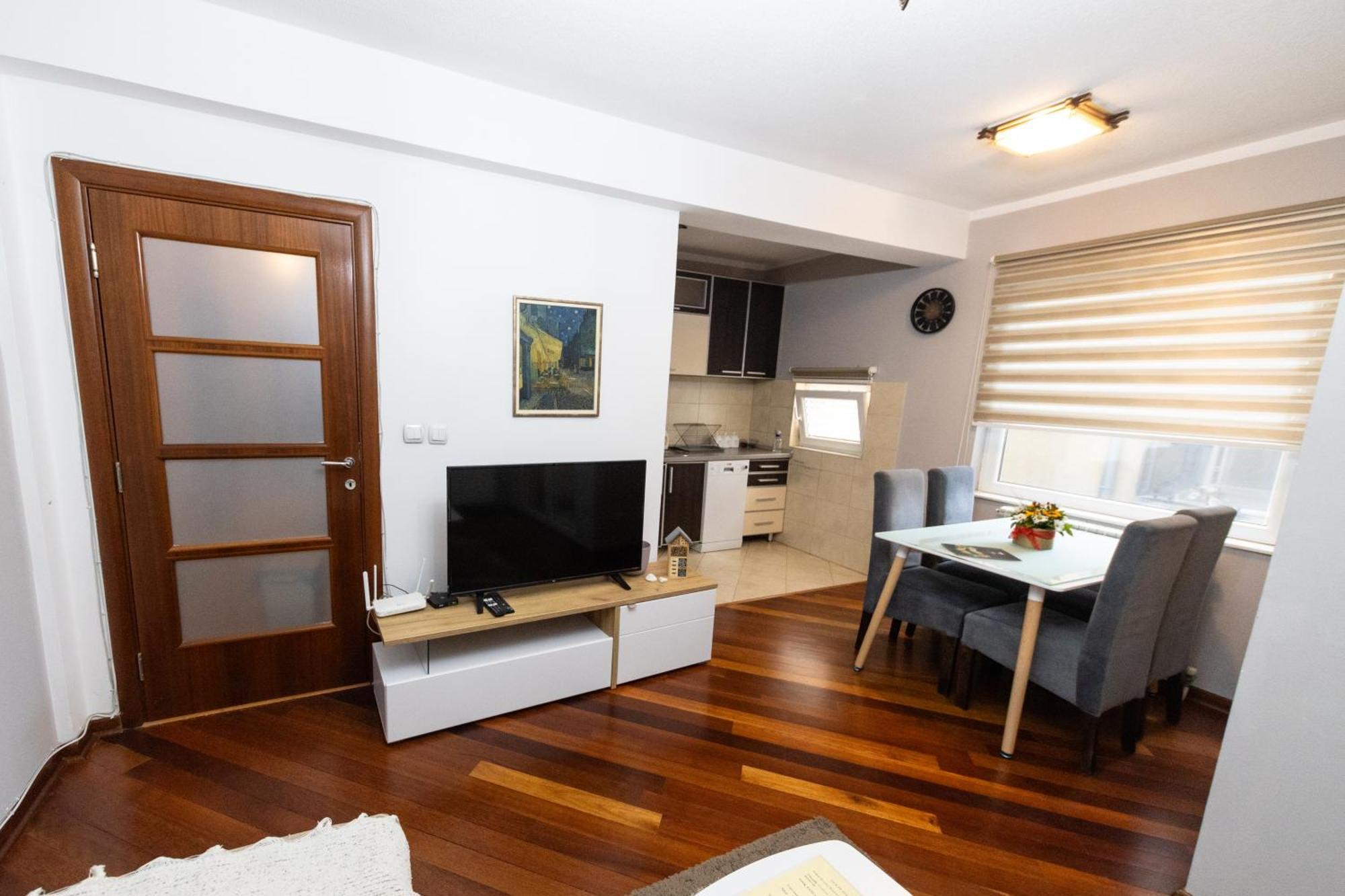 Lux Place Apartments Downtown ครากูเยวัตส์ ภายนอก รูปภาพ